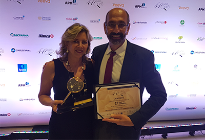 Michel Farah e Ana Luisa Hofling Lima recebendo um prêmio sobre o marketing educativo científico pela inserção de simuladores cirúrgicos para os residentes de oftalmologia do Brasil.